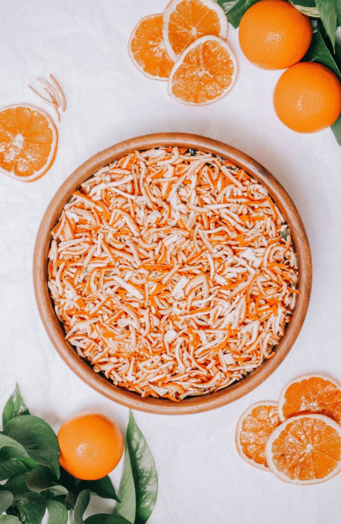 Écorces d'orange séchées coupées en fines lanières